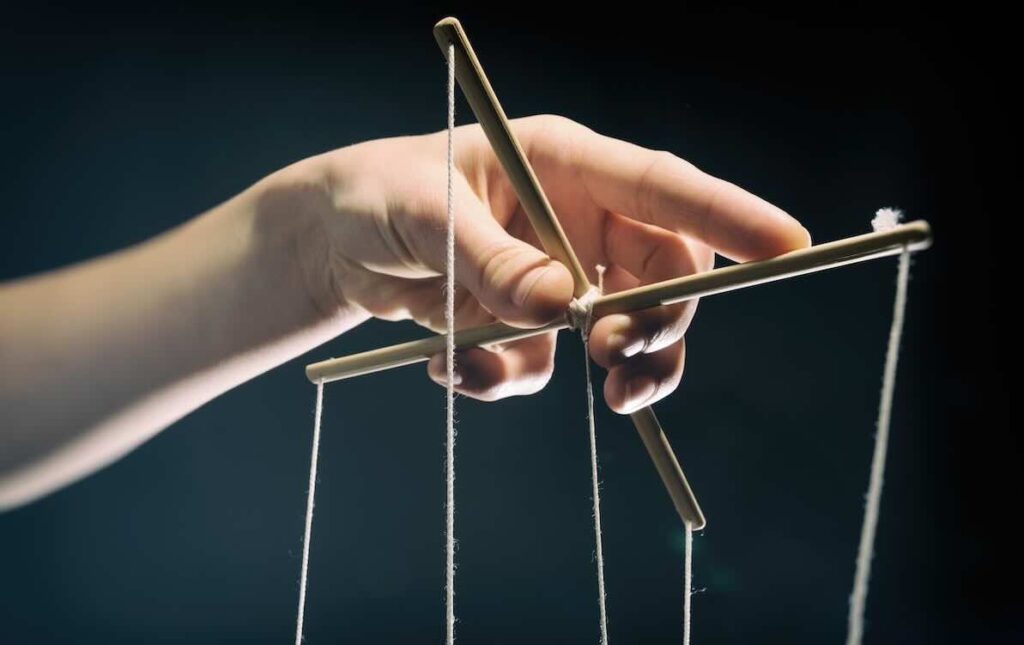 Ilustrační obrázek k článku o manipulaci ve vztahu a nejčastějších manipulačních technikách